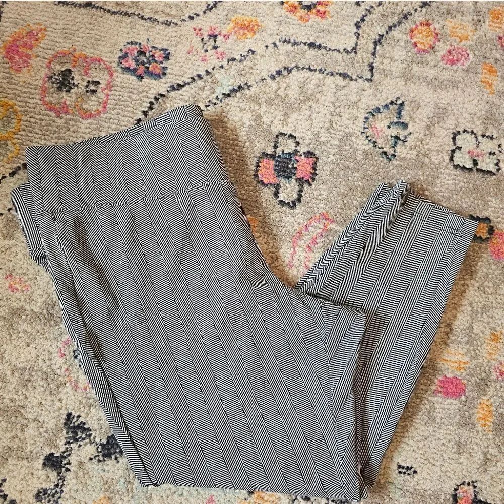 Torrid black and white nice thick leggings sz 2 with 24" inseam, excellent condi